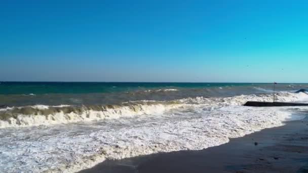 Tempestade Mar Tempo Ensolarado Vento Forte Água Mar Verde Azul — Vídeo de Stock