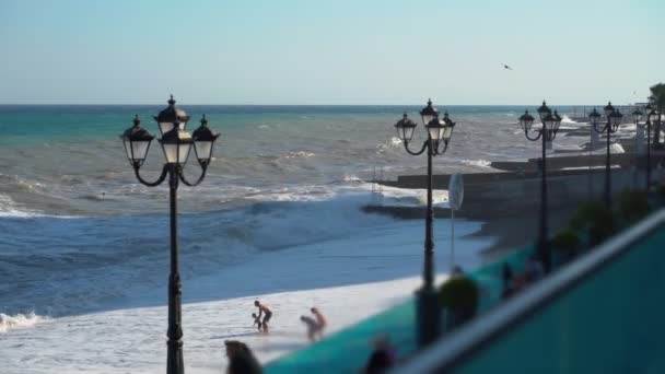 Storm Zee Bij Zonnig Weer Sterke Wind Groen Blauw Zeewater — Stockvideo