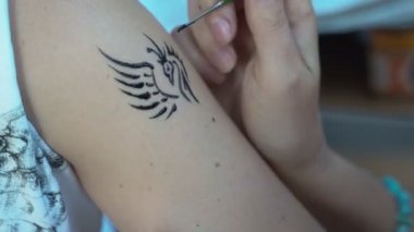 Kına dövmesi ile omuz kız