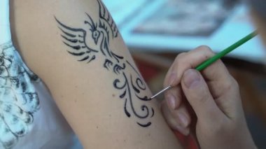 Kına dövmesi ile omuz kız