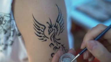 Kına dövmesi ile omuz kız