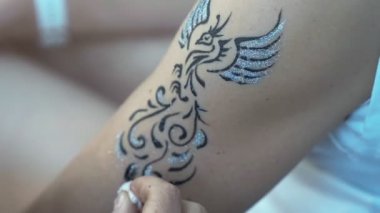 Kına dövmesi ile omuz kız