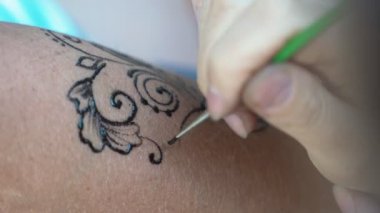 Ön koldaki kız Kına Dövmesi ile yapılır..