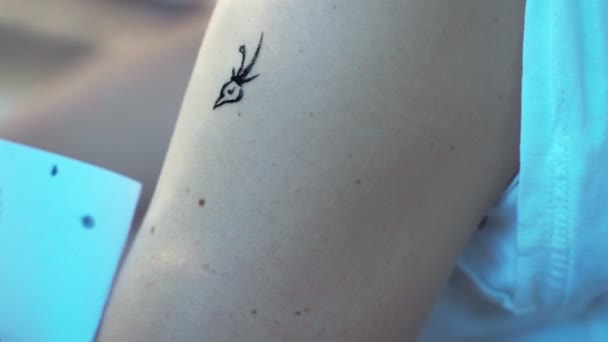 Chica Hombro Está Hecha Con Henna Tattoo Drawing Bird Happiness — Vídeo de stock