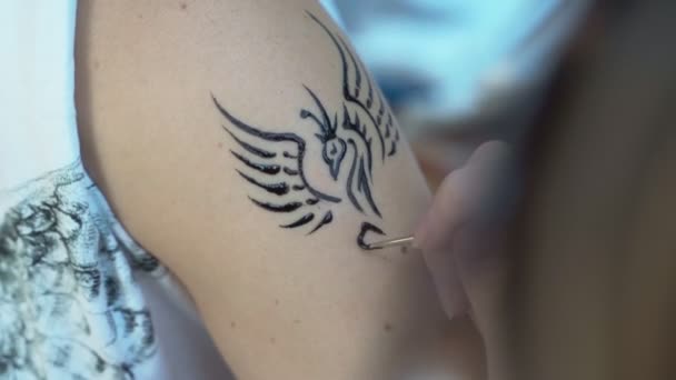 Girl on the shoulder with henna tattoo — Stock Video