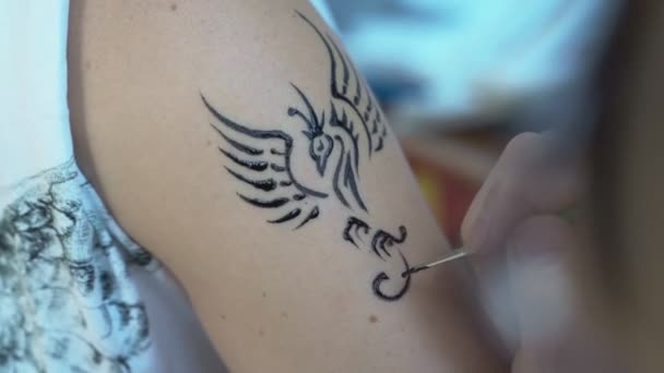 Fille sur l'épaule avec tatouage au henné — Video