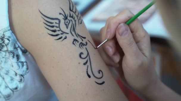 Flicka på axeln med henna tatuering — Stockvideo