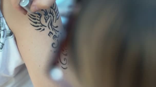 Flicka på axeln med henna tatuering — Stockvideo