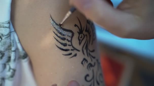 Fille sur l'épaule avec tatouage au henné — Video