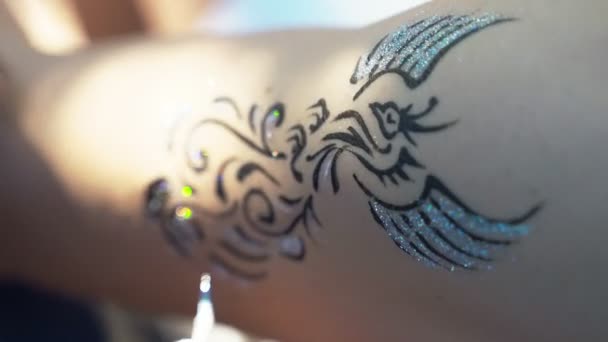 Chica en el hombro con tatuaje de henna — Vídeo de stock