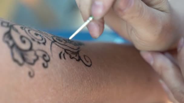 La ragazza sull'avambraccio è fatta con Henna Tattoo . — Video Stock
