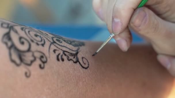 La fille sur l'avant-bras est faite avec du tatouage au henné . — Video