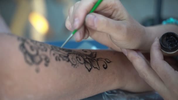 La chica en el antebrazo está hecho con tatuaje de henna . — Vídeo de stock