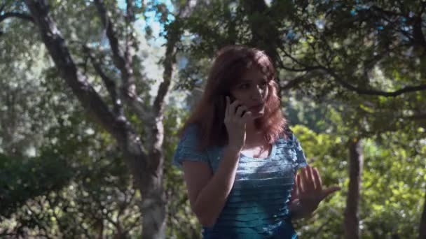 Uma Jovem Parque Está Falando Telefone Está Discutindo Com Alguém — Vídeo de Stock