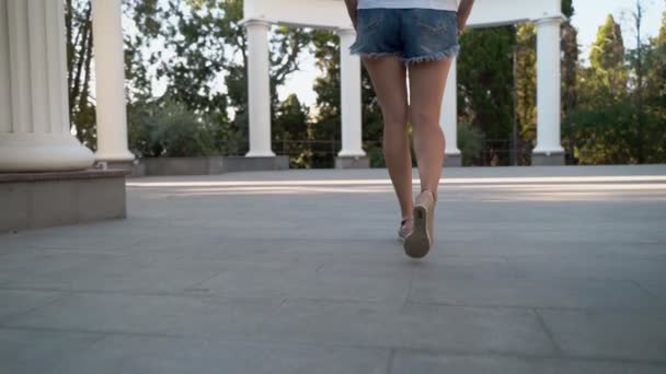 Una Ragazza Con Gambe Sottili Cammina Parco Mattina Presto Rallentatore — Video Stock