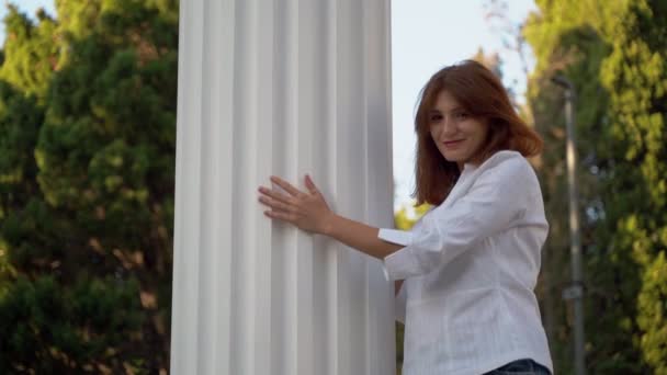 Menina Bonita Close Menina Posando Para Câmera Uma Camisa Branca — Vídeo de Stock