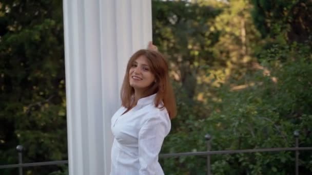 Schöne Mädchen Aus Nächster Nähe Mädchen Posiert Weißen Hemd Park — Stockvideo