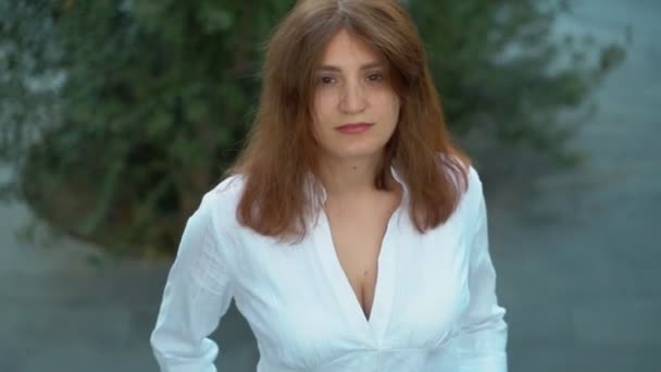 Bella Ragazza Primo Piano Ragazza Posa Fotocamera Una Camicia Bianca — Video Stock