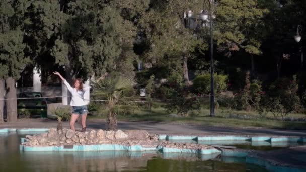 Vacker Flicka Närbild Flicka Poserar För Kameran Vit Skjorta Parken — Stockvideo