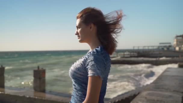 Hermosa Chica Cerca Chica Posa Para Cámara Vestido Azul Sobre — Vídeo de stock