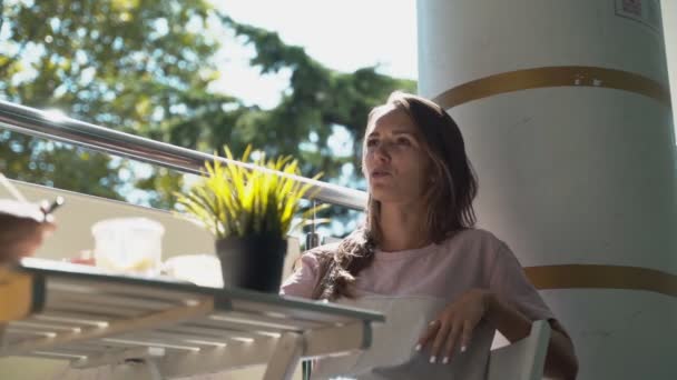 Dos chicas en un café hablando entre ellas — Vídeos de Stock