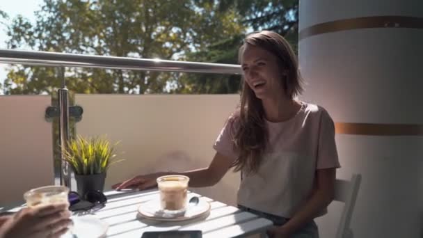 Duas meninas em um café conversando umas com as outras — Vídeo de Stock