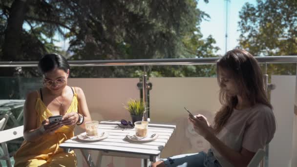 Duas meninas em um café conversando umas com as outras — Vídeo de Stock