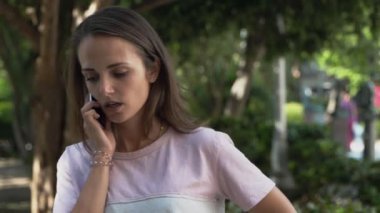 Güzel kız bir cep telefonu konuşurken üzgün