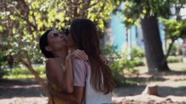 İki kız arkadaş tanışıp birbirlerine seviniyor.