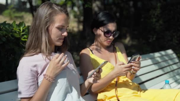 Duas meninas bebem água de uma garrafa — Vídeo de Stock