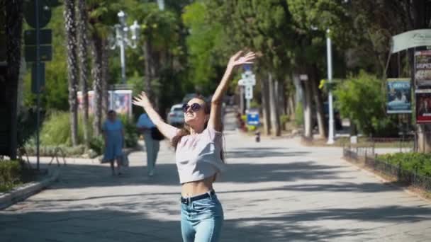 Chica joven corre alegremente a lo largo de la carretera — Vídeos de Stock