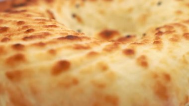 Pita ekmeği beyaz arka planda döner. 4k