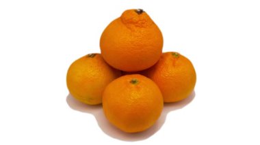 Beyaz arka planda beş mandalina dönüyor. Bir Mandarin diğerinin üzerinde yatar. Yakın plan.