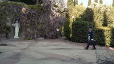 Genç bir adam ve bir kız vals yapıyorlar. Bir öğrenci ve mavi elbiseli bir kız eski bir parkta dans ediyorlar. 4k