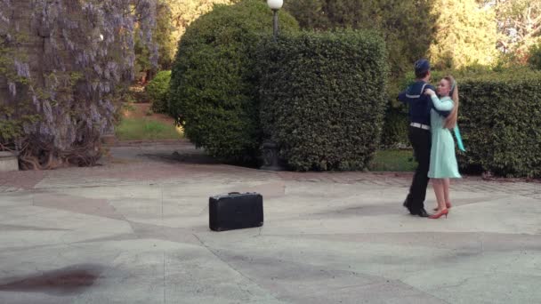 Joven Una Chica Bailan Vals Cadete Una Chica Con Vestido — Vídeos de Stock