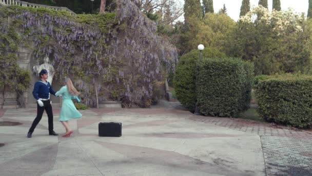 Joven Una Chica Bailan Vals Cadete Una Chica Con Vestido — Vídeo de stock