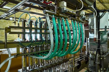 Saf içme suyu bitkisi. Girişimcilik için nakliyeci. Taşıyıcıdaki limon şişeleri suyla dolu.