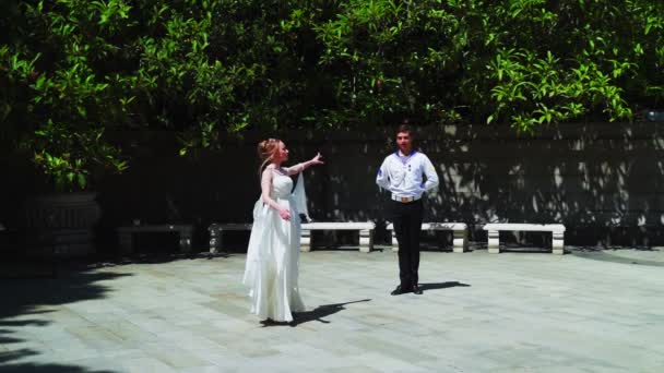 若い男と女の子がワルツを踊っている 白玉のガウンを着た士官候補生と少女が公園で踊っている スローモーションでのワルツダンス — ストック動画