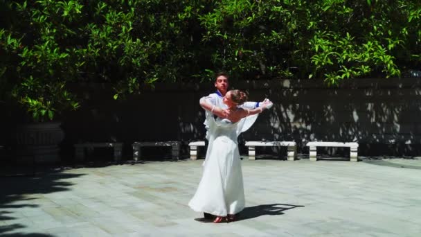 Молодий Хлопець Дівчина Танцюють Вальс Парку Танцює Курсант Дівчинка Білій — стокове відео