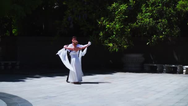 Молодой Парень Девушка Танцуют Вальс Курсант Девушка Белом Бальном Платье — стоковое видео