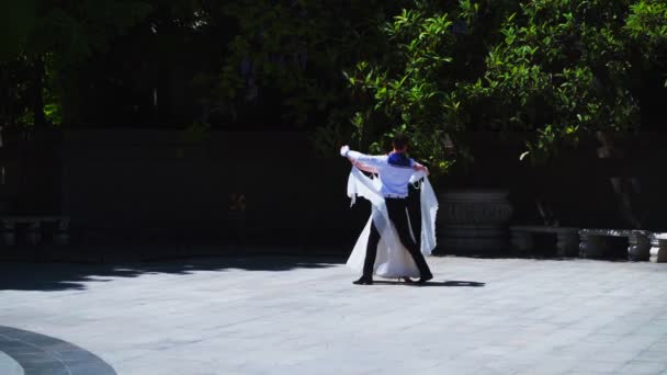 Молодой Парень Девушка Танцуют Вальс Курсант Девушка Белом Бальном Платье — стоковое видео
