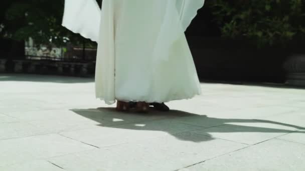 Nohy Chlapa Holku Tanci Chlapík Uniformě Dívka Bílých Šatech Tančí — Stock video