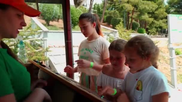 Dzieci Parku Linowym Trzy Siostry Kupują Bilet Wstępu Parku Cieszą — Wideo stockowe