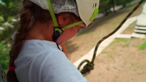 Niños Parque Cuerdas Las Niñas Pequeñas Dirigen Una Carrera Obstáculos — Vídeo de stock