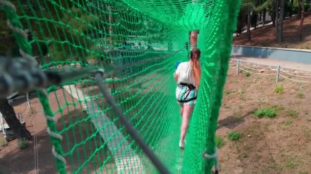 Crianças Parque Das Cordas Menina Adolescente Corre Curso Obstáculos Parque — Vídeo de Stock