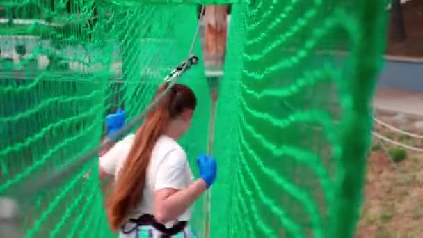 Des Enfants Dans Parc Cordes Adolescente Court Parcours Obstacles Dans — Video