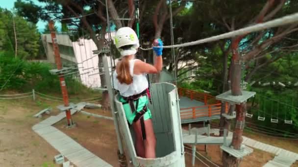 Дети в веревочном парке. Маленькие девочки бегут полосу препятствий в веревочном парке . — стоковое видео