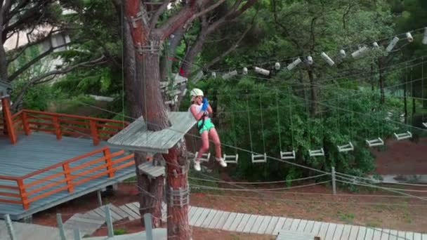 Children in the rope park. Little girls sisters run an obstacle course in a rope park. — Stock Video