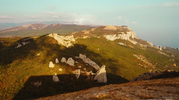 Timelapse. Berg, skog och solens tempel. Utsikt från en höjd av solens tempel i Krim. Folk reser och sitter på stenar. 4k — Stockvideo