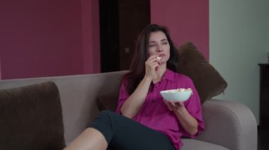 Genç bir ev hanımı televizyonda korku filmi izliyor ve patlamış mısırdan korkuyor. Evde korku filmi patlamış mısırıyla güzel bir kız var. 4k